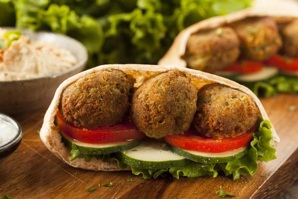 Falafel organic într-un buzunar Pita — Fotografie, imagine de stoc