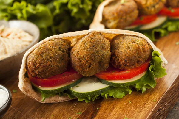 Falafel orgánico en un bolsillo de Pita — Foto de Stock