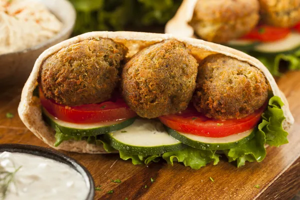 Falafel orgânico em um bolso Pita — Fotografia de Stock