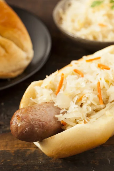 Hausgemachte Bratwurst mit Sauerkraut — Stockfoto