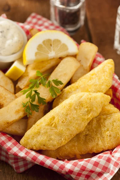 Traditionella fish and chips — Stockfoto