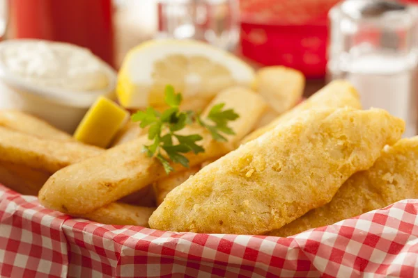 Traditionella fish and chips — Stockfoto