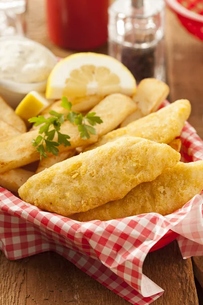 Traditionella fish and chips — Stockfoto