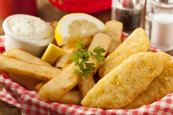 Pescado y patatas fritas tradicionales — Foto de Stock