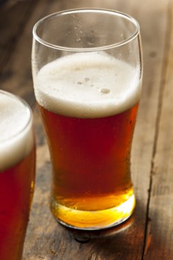 koyu sarı bira ferahlatıcı serin