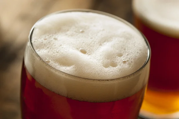 Svala uppfriskande mörkt bärnstensfärgad öl — Stockfoto