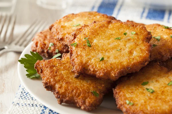 Hausgemachte traditionelle Kartoffel-Pfannkuchen-Latte — Stockfoto