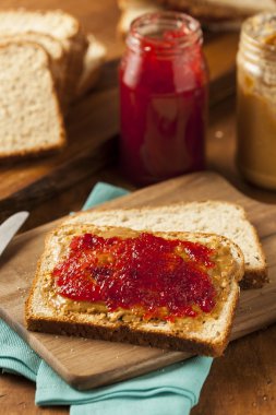 ev yapımı fıstık ezmesi ve jöle sandviç