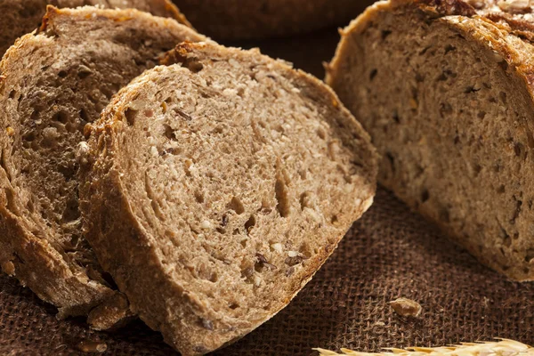 Свіжий домашній цілий пшеничний хліб — стокове фото
