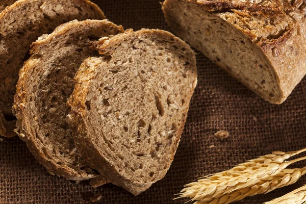 Pane di grano intero fatto in casa fresco — Foto Stock