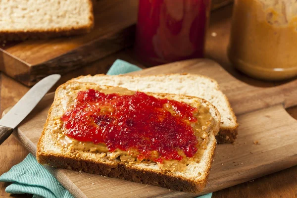 Domácí arašídové máslo a želé sendvič — Stock fotografie