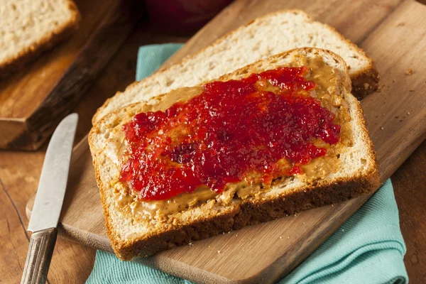 Domácí arašídové máslo a želé sendvič — Stock fotografie