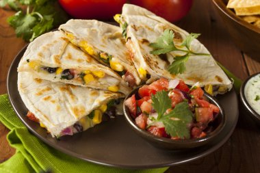 ev yapımı peynir ve fasulye quesadilla