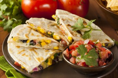ev yapımı peynir ve fasulye quesadilla