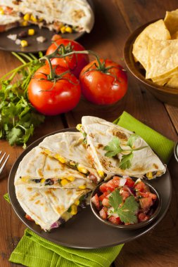 ev yapımı peynir ve fasulye quesadilla
