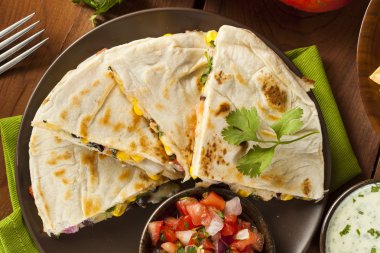 ev yapımı peynir ve fasulye quesadilla