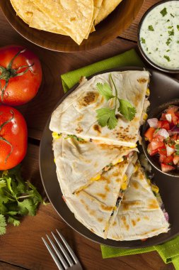 ev yapımı peynir ve fasulye quesadilla