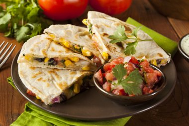 ev yapımı peynir ve fasulye quesadilla