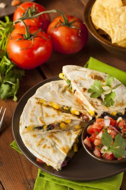 ev yapımı peynir ve fasulye quesadilla