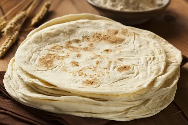 Stapel hausgemachter Mehl-Tortillas — Stockfoto