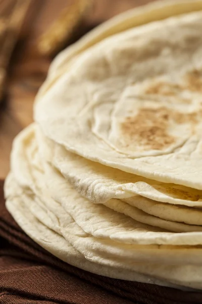 Stapel hausgemachter Mehl-Tortillas — Stockfoto