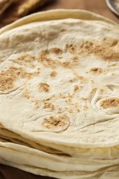 Stapel hausgemachter Mehl-Tortillas — Stockfoto