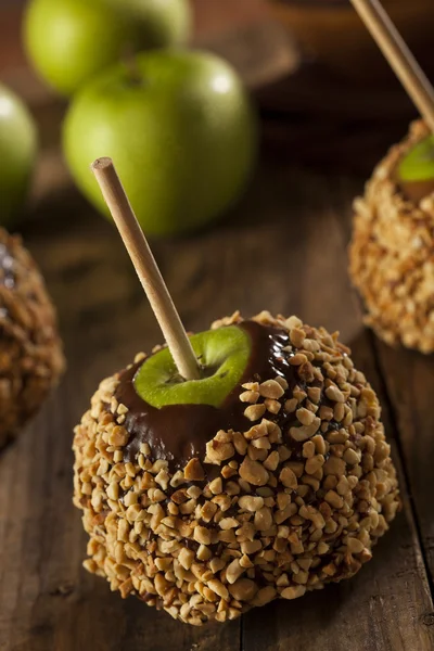 Manzana caramelo caramelo casera con cacahuetes — Foto de Stock