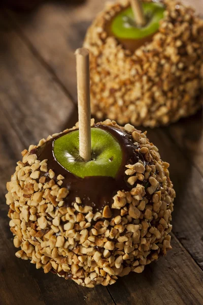 Домашня карамель Таффі Яблуко з арахісом — стокове фото