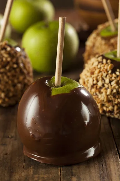 Manzana caramelo caramelo casera con cacahuetes — Foto de Stock