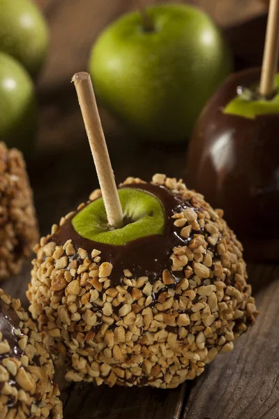 Домашнее карамельное яблоко с арахисом — стоковое фото