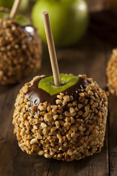 Manzana caramelo caramelo casera con cacahuetes — Foto de Stock