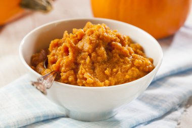 Organik turuncu kabak püresi