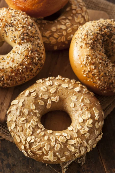 Bagel de grão inteiro orgânico saudável — Fotografia de Stock