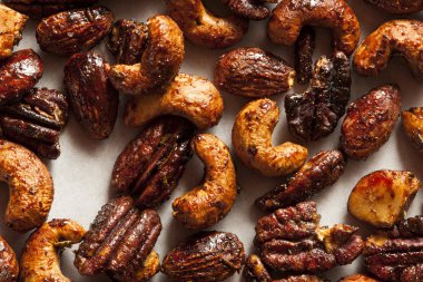 kahverengi şekeri karamelize fındık