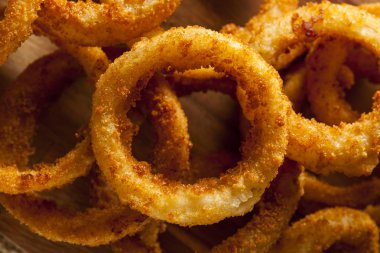 Ev yapımı kızarmış soğan halkaları.