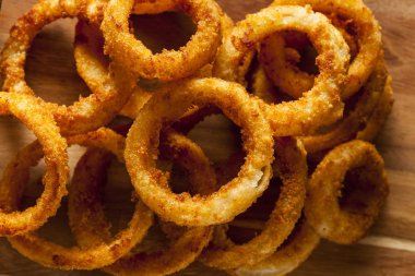 Ev yapımı kızarmış soğan halkaları.