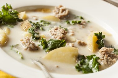 sosis ve kale tuscana çorbası
