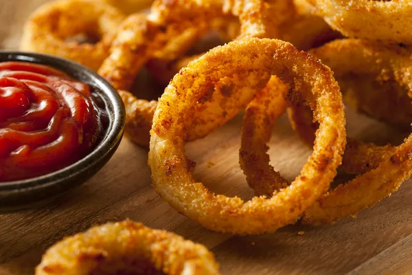 Anillos caseros de cebolla frita crujiente — Foto de Stock