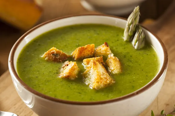 Domácí zelený chřest polévka — Stock fotografie