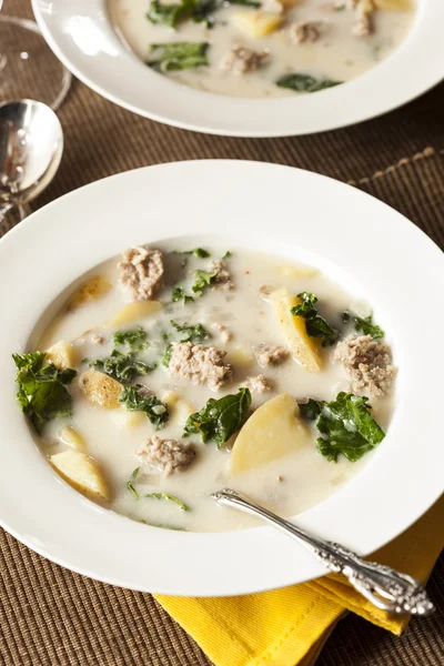 Сосиски и суп из тосканской капусты — стоковое фото
