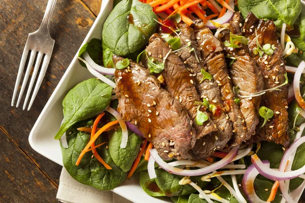 Aziatische gesneden rundvlees salade — Stockfoto