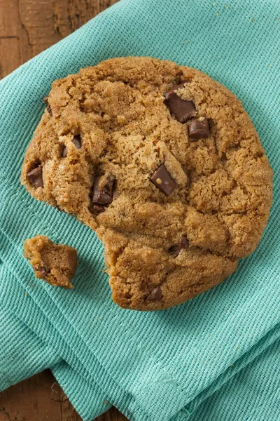 Zelfgemaakte chocolade chip koekjes — Stockfoto