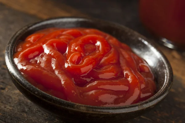 Biologische rode ketchup saus — Stockfoto
