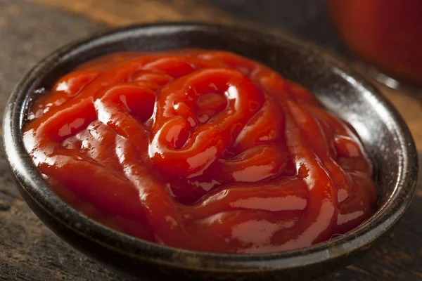 Biologische rode ketchup saus — Stockfoto