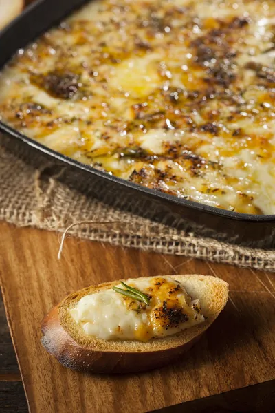 Mergulho de queijo Fontina cozido — Fotografia de Stock