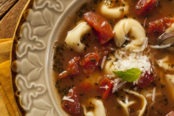 Rustikale hausgemachte Tortellini-Suppe — Stockfoto
