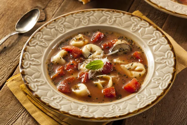 Rustik hemlagad tortellini soppa — Stockfoto