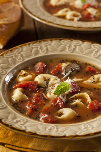 Rustikální domácí tortellini polévka — Stock fotografie