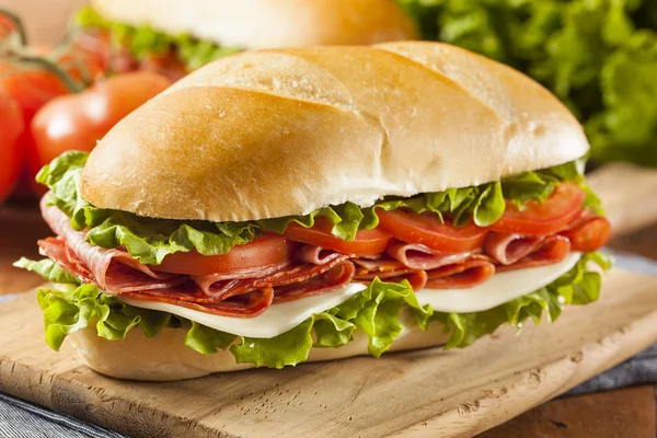 Домашний итальянский сэндвич — стоковое фото