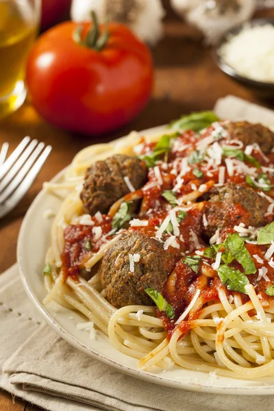 Домашні макарони спагетті і фрикадельки — стокове фото